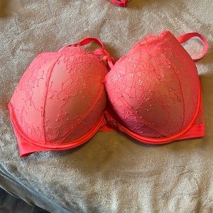 Victoria’s Secret bombshell push-up